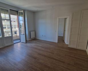 Dormitori de Apartament de lloguer en León Capital  amb Calefacció i Terrassa