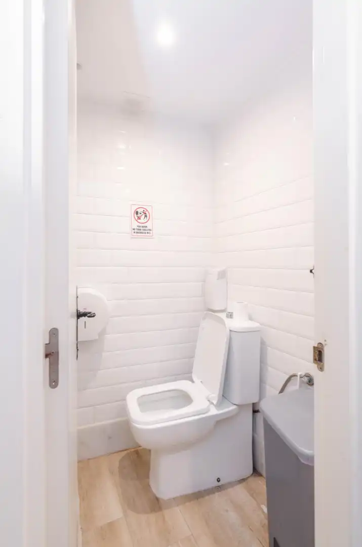 Badezimmer von Geschaftsraum zur Miete in Oviedo  mit Klimaanlage