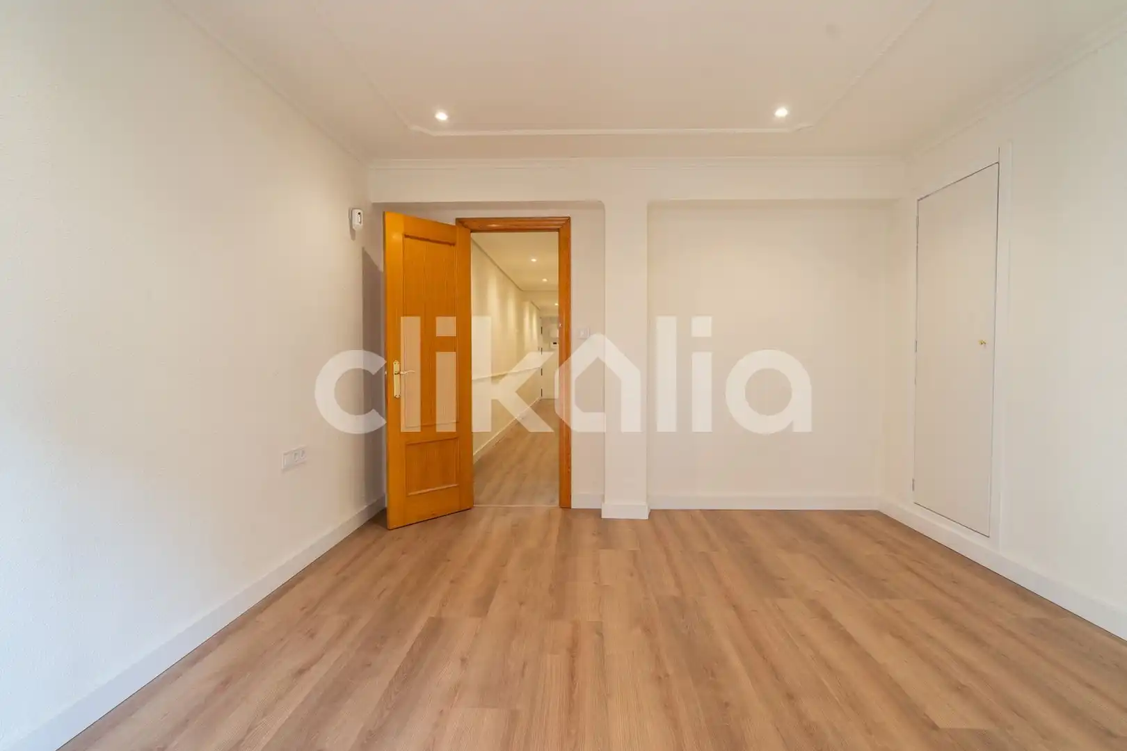 Flat for rent in Torrent  with Air Conditioner and Terrace