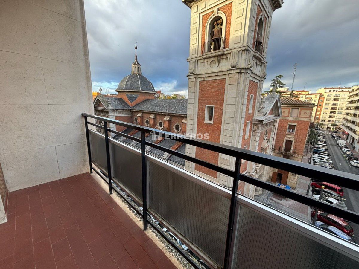 Vista exterior de Pis en venda en  Logroño amb Calefacció, Parquet i Terrassa