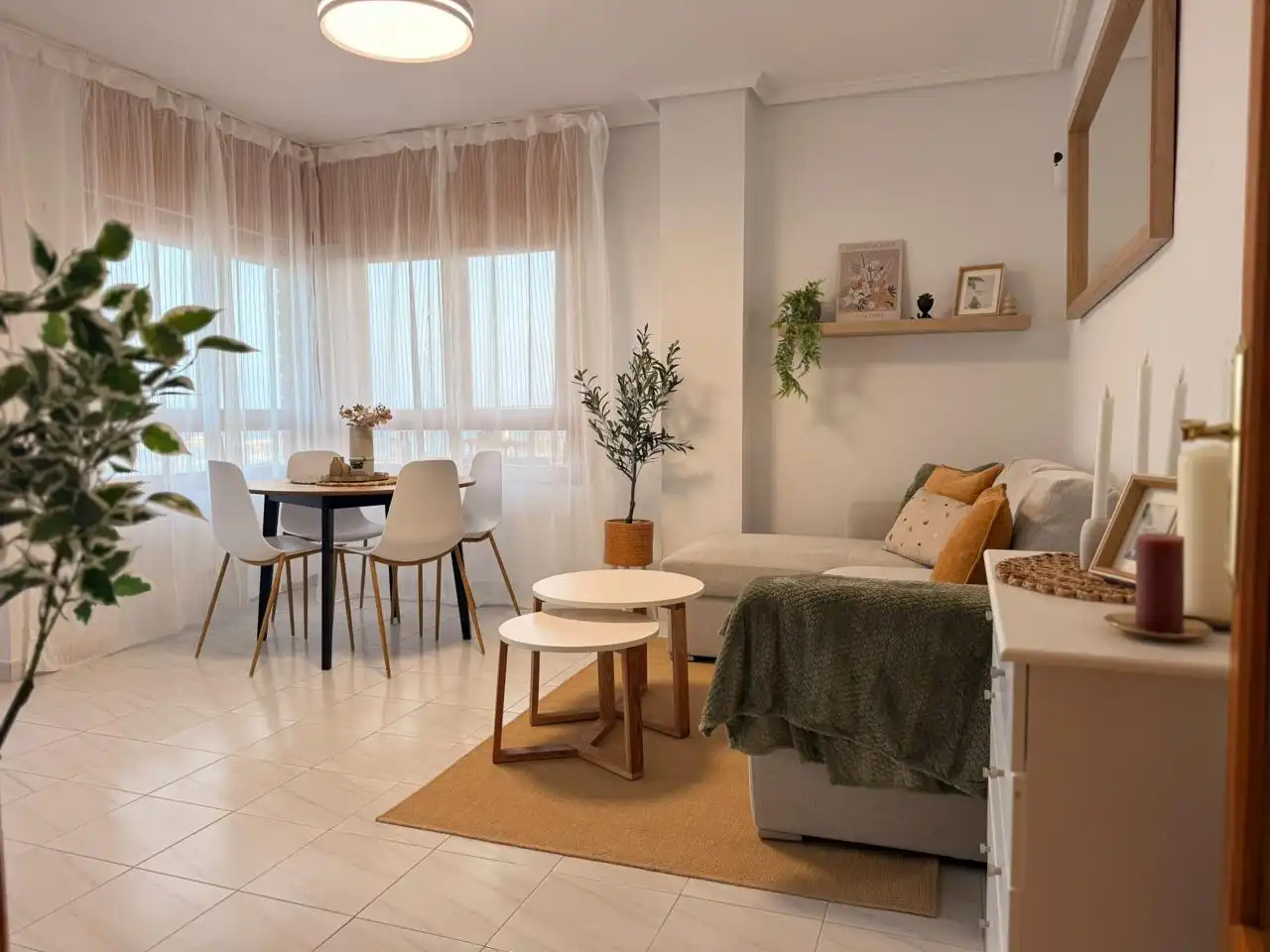 Sala d'estar de Pis de lloguer en Torrevieja amb Aire condicionat, Terrassa i Moblat