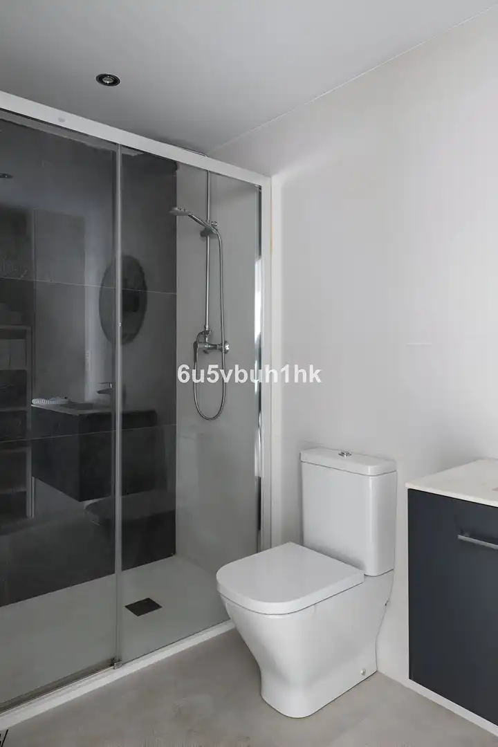 Badezimmer von Erdgeschoss zum Verkauf in Málaga mit Klimaanlage, Terrasse und Möbliert