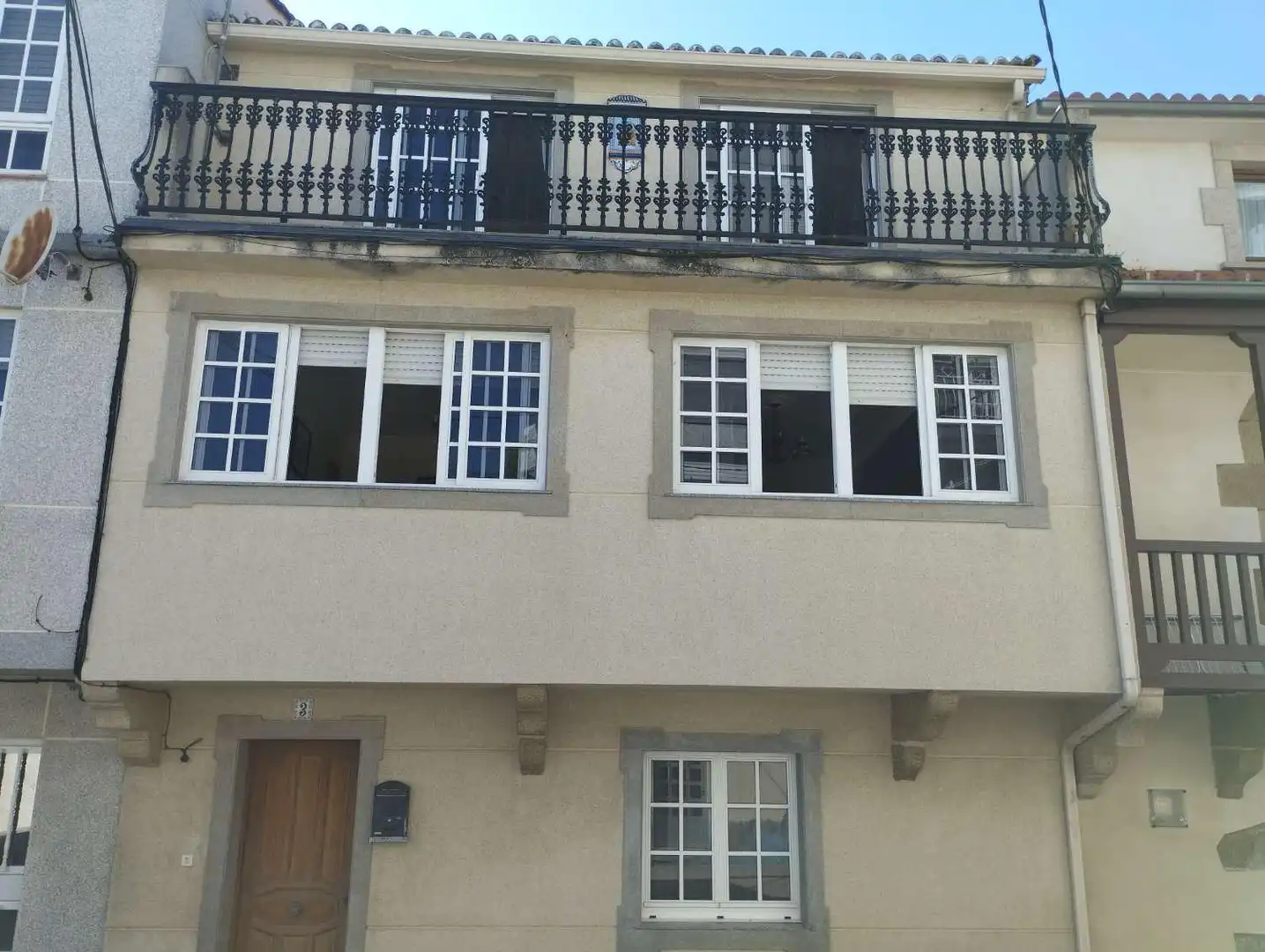 Außenansicht von Einfamilien-Reihenhaus zum Verkauf in Ares mit Terrasse, Abstellraum und Möbliert