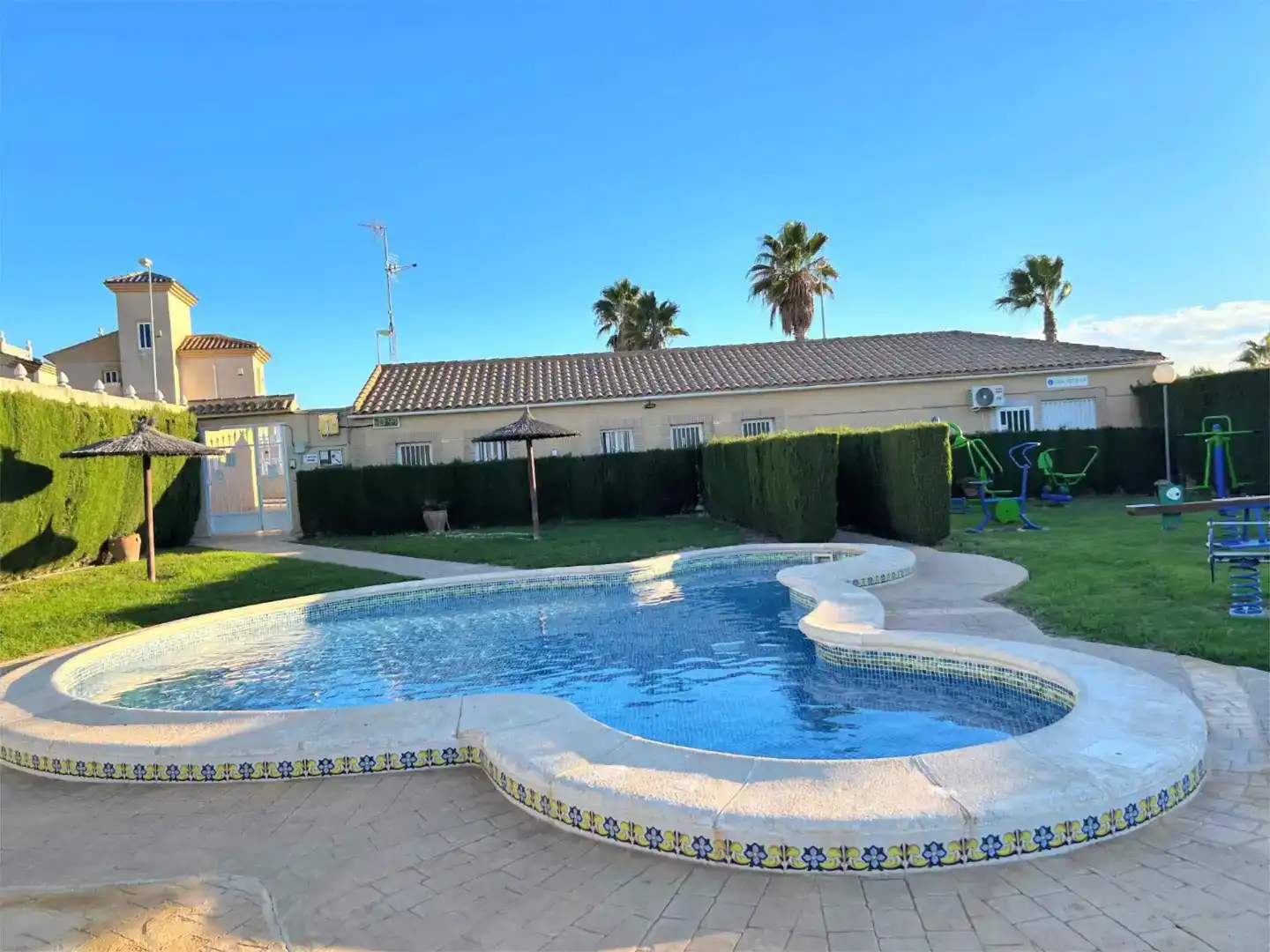 Piscina de Casa adosada en venda en Orihuela amb Aire condicionat, Jardí privat i Piscina