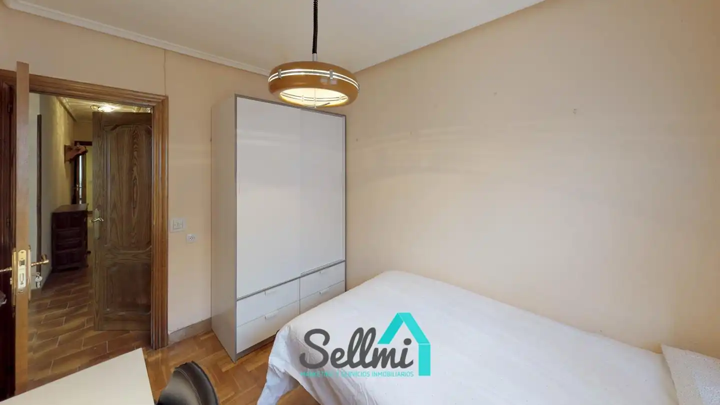 Bedroom of Flat for rent in Oviedo   with Heating, Parquet flooring and Furnished