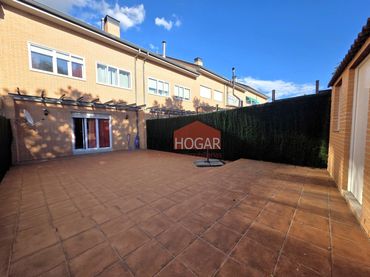 Casa a schiera con balcone in vendita a Hervencias Altas - El Pinar