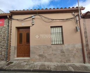 Vista exterior de Casa adosada en venda en Puertollano amb Jardí privat i Terrassa