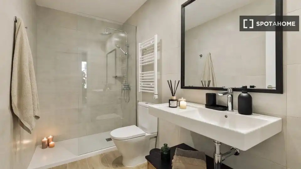 Baño de Piso de alquiler en Barcelona con Aire acondicionado, Calefacción y Amueblado