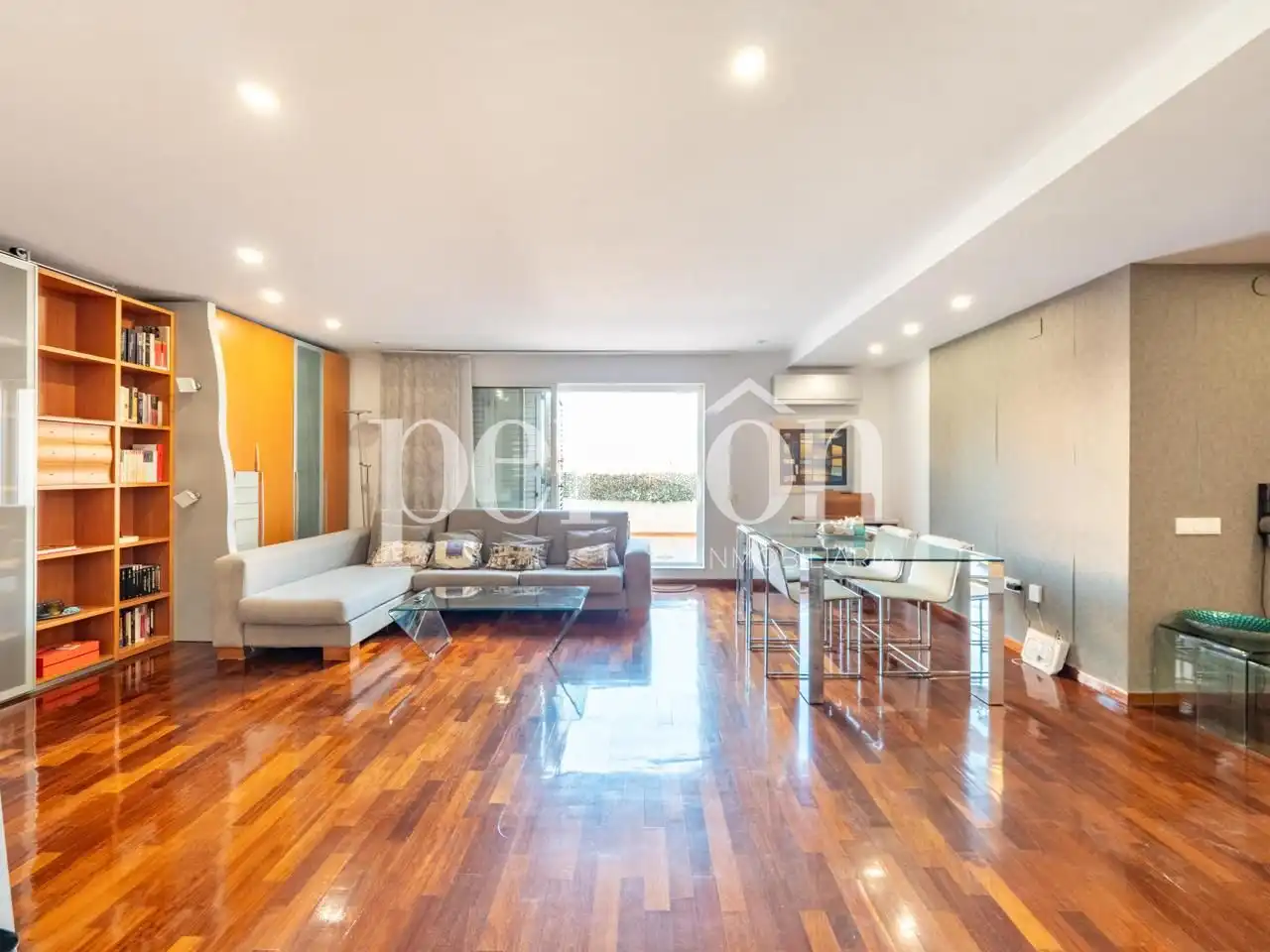 Sala d'estar de Dúplex en venda en Mislata amb Aire condicionat, Parquet i Terrassa