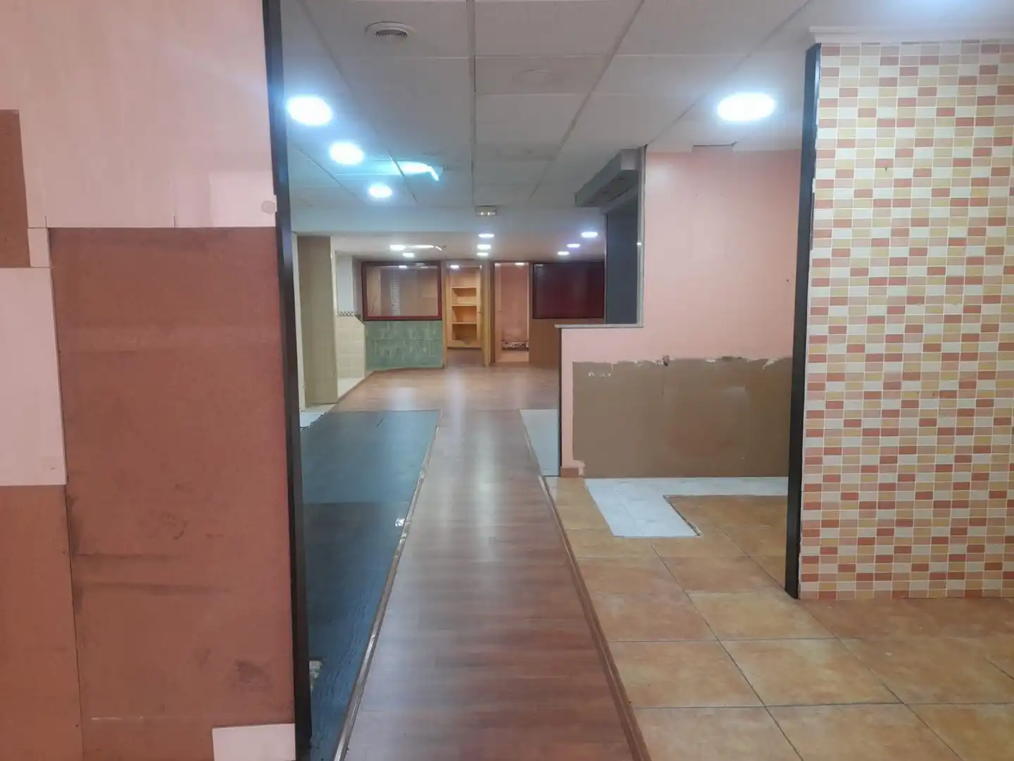 Local comercial en venda a Avenida Gramela 13, imagen 2