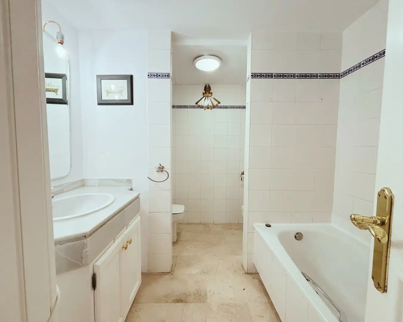 Bathroom of Flat for sale in Marbella  with Air Conditioner, Private garden and Terrace
