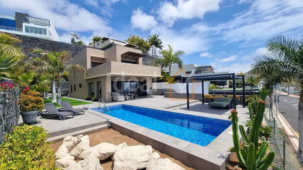 Detached house with pool for sale in Costa Adeje