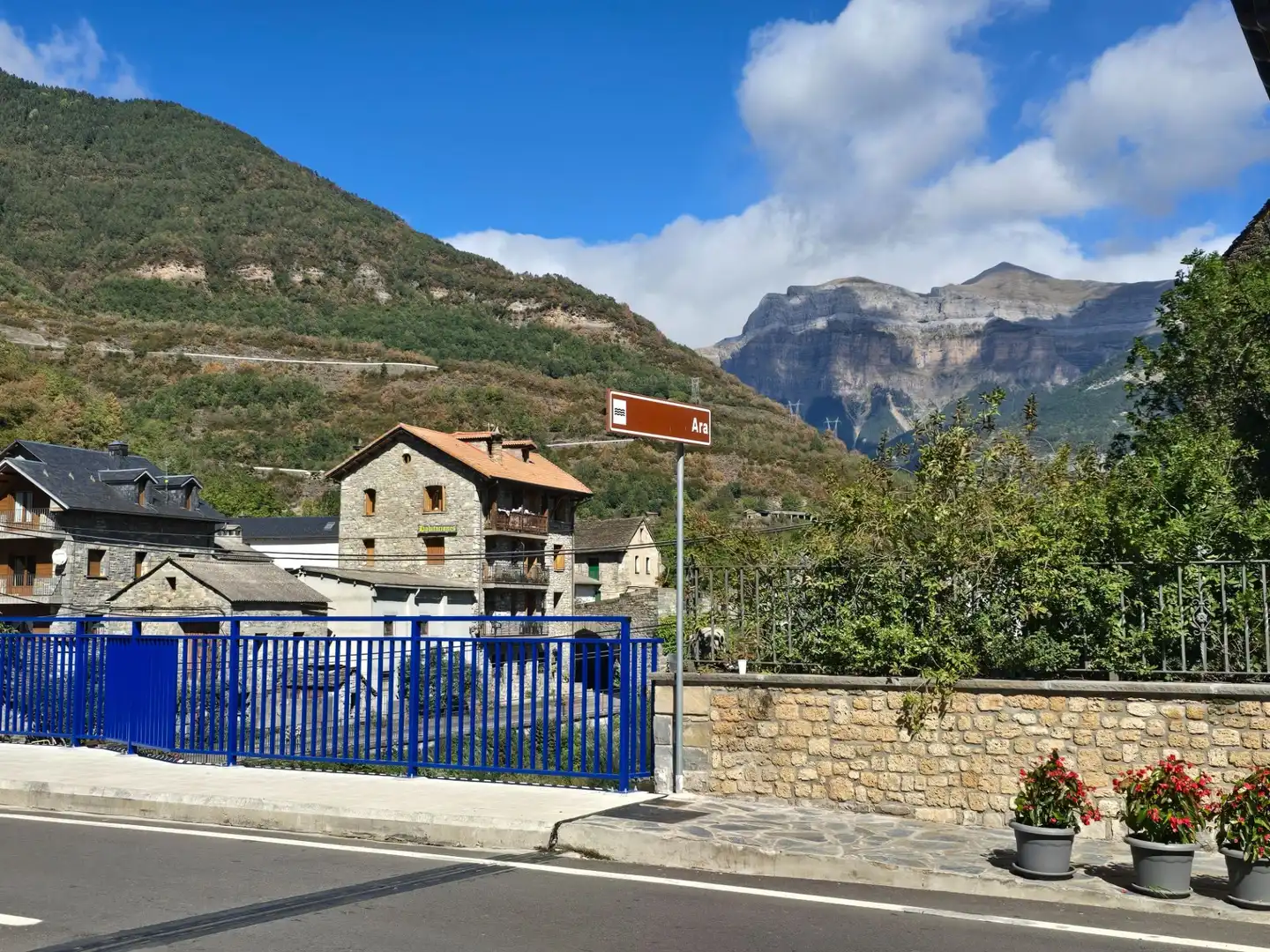 Vista exterior de Pis en venda en Broto, Huesca