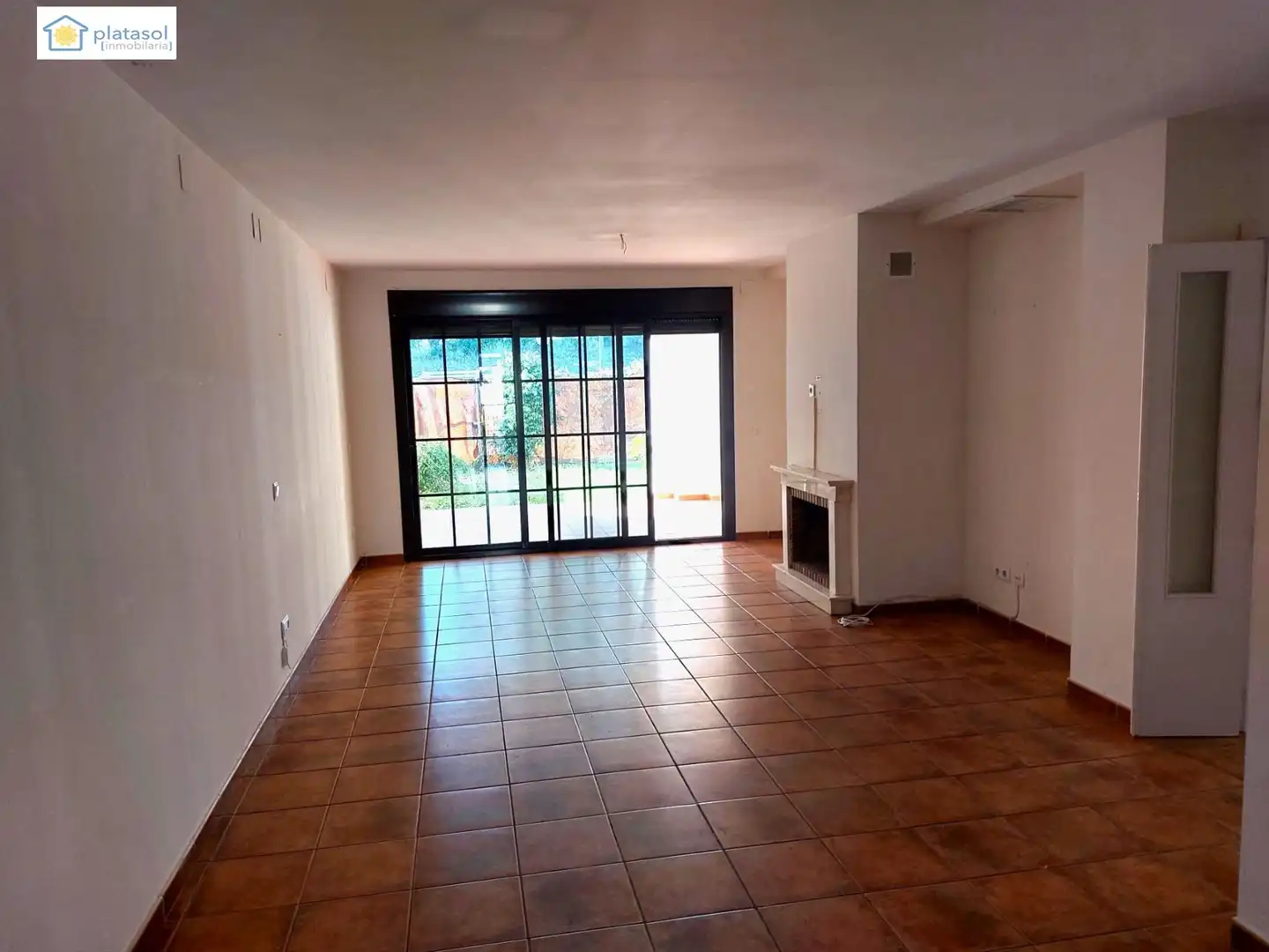 Sala d'estar de Casa adosada en venda en Guillena amb Aire condicionat, Calefacció i Jardí privat