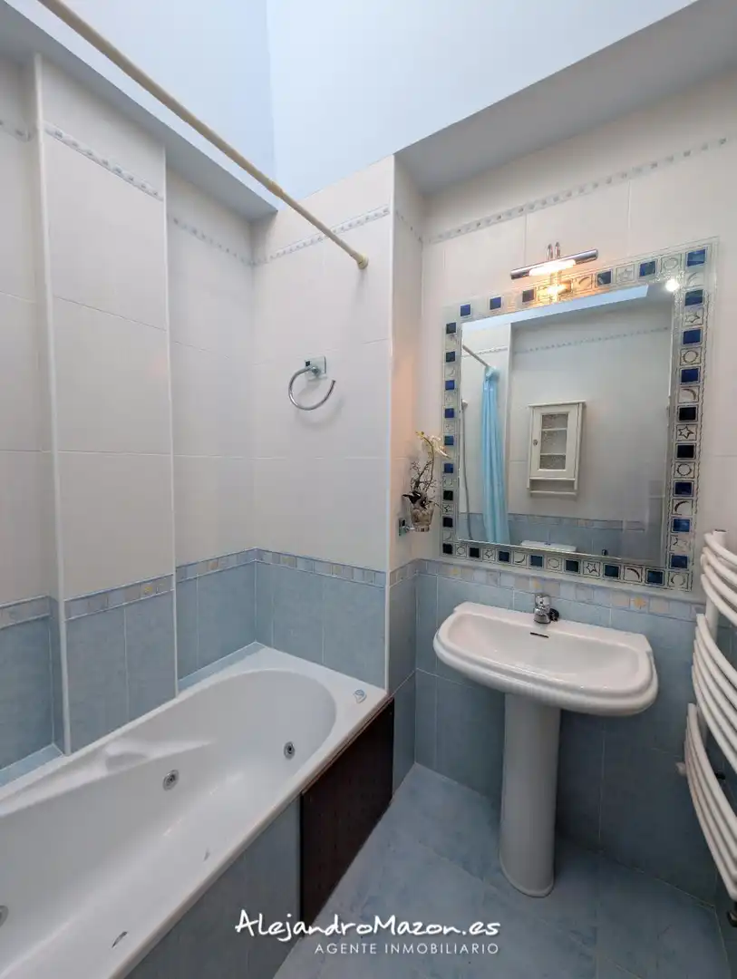 Badezimmer von Einfamilien-Reihenhaus zum Verkauf in Castro-Urdiales mit Heizung, Privatgarten und Terrasse