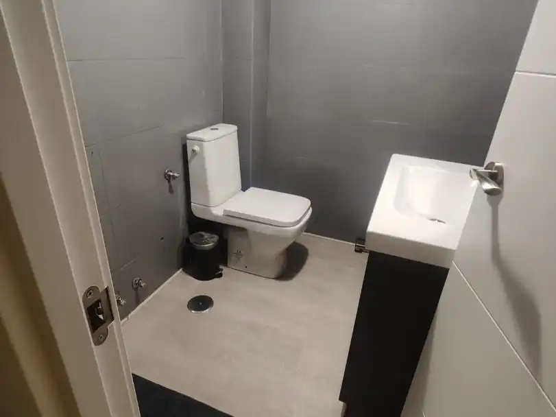 Bathroom of Flat for sale in Madrid  with Terrace, Storage room and Washing machine