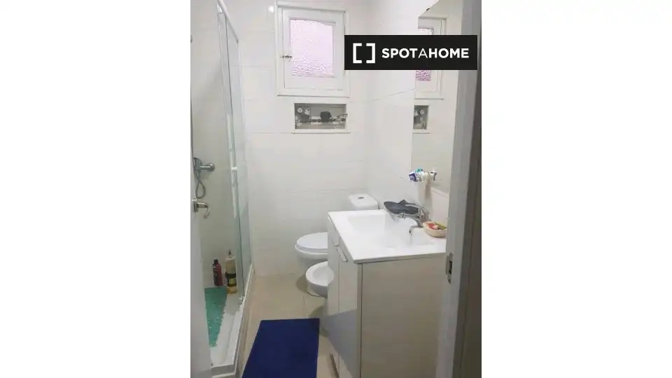 Bathroom of Flat for share in Madrid  with Air Conditioner, Heating and Furnished