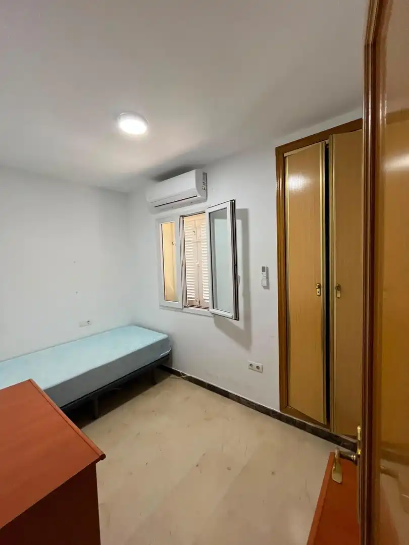 Dormitori de Casa adosada de lloguer en Málaga amb Aire condicionat, Terrassa i Moblat