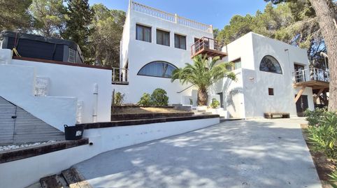 Casa renovada con vistas al mar y gran parcela en Figueral