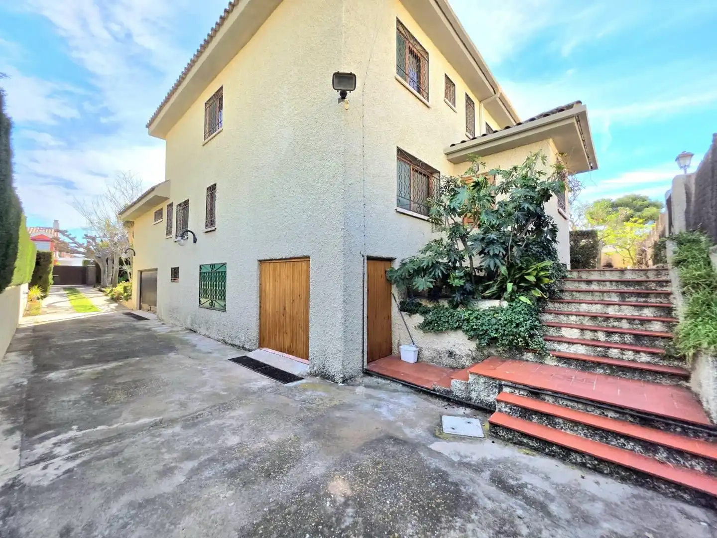 Vista exterior de Casa o xalet en venda en Castellón de la Plana / Castelló de la Plana amb Calefacció, Jardí privat i Terrassa