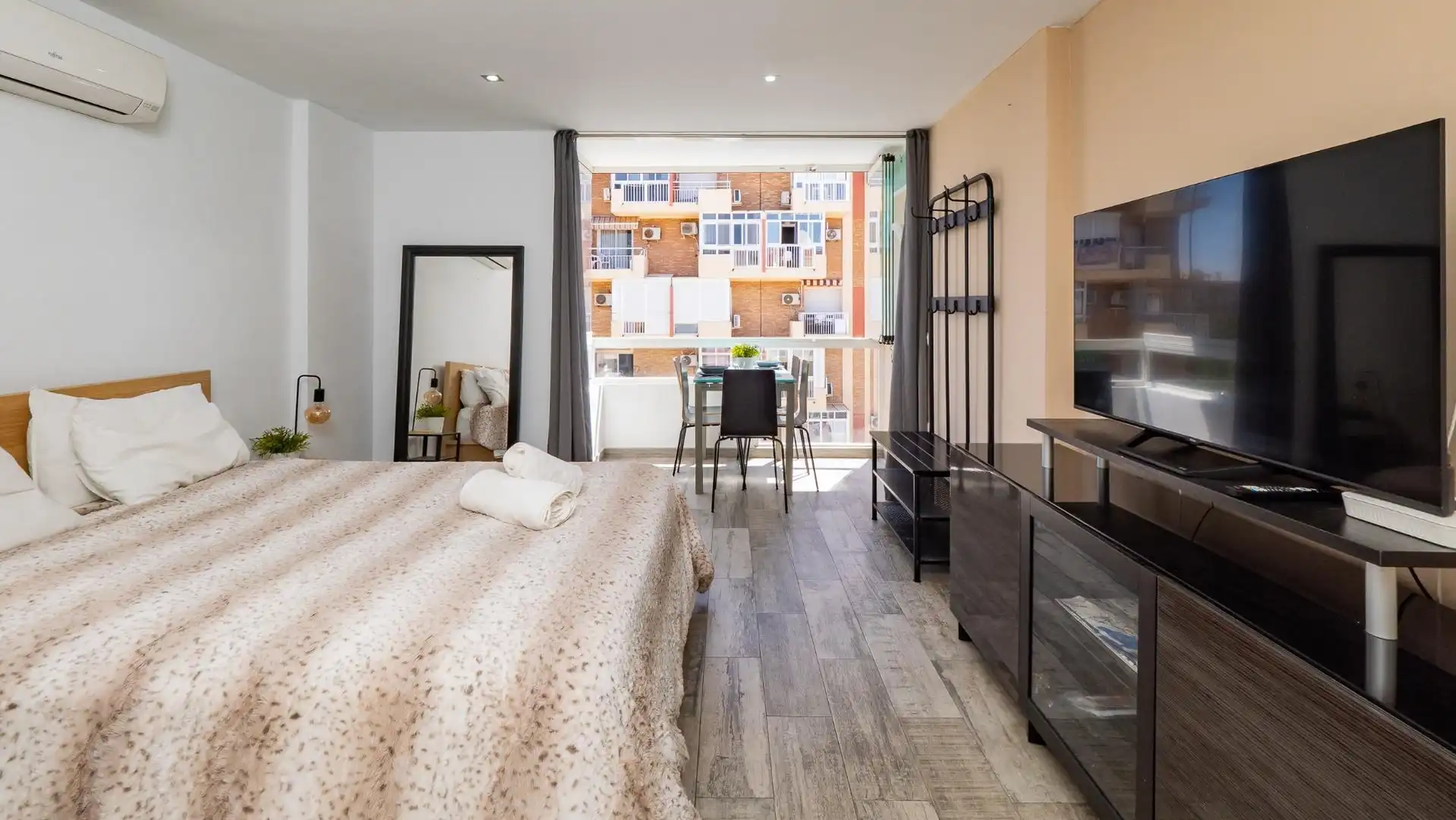 Habitación de Estudio en venta en Benalmádena con Aire acondicionado, Jardín privado y Amueblado