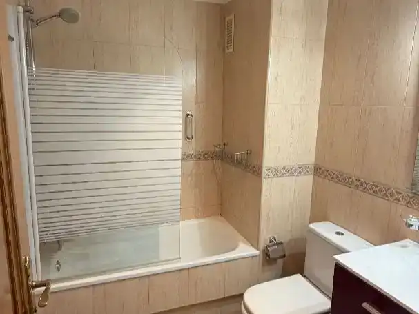 Badezimmer von Wohnung zum Verkauf in  Sevilla Capital mit Klimaanlage, Schwimmbad und Balkon