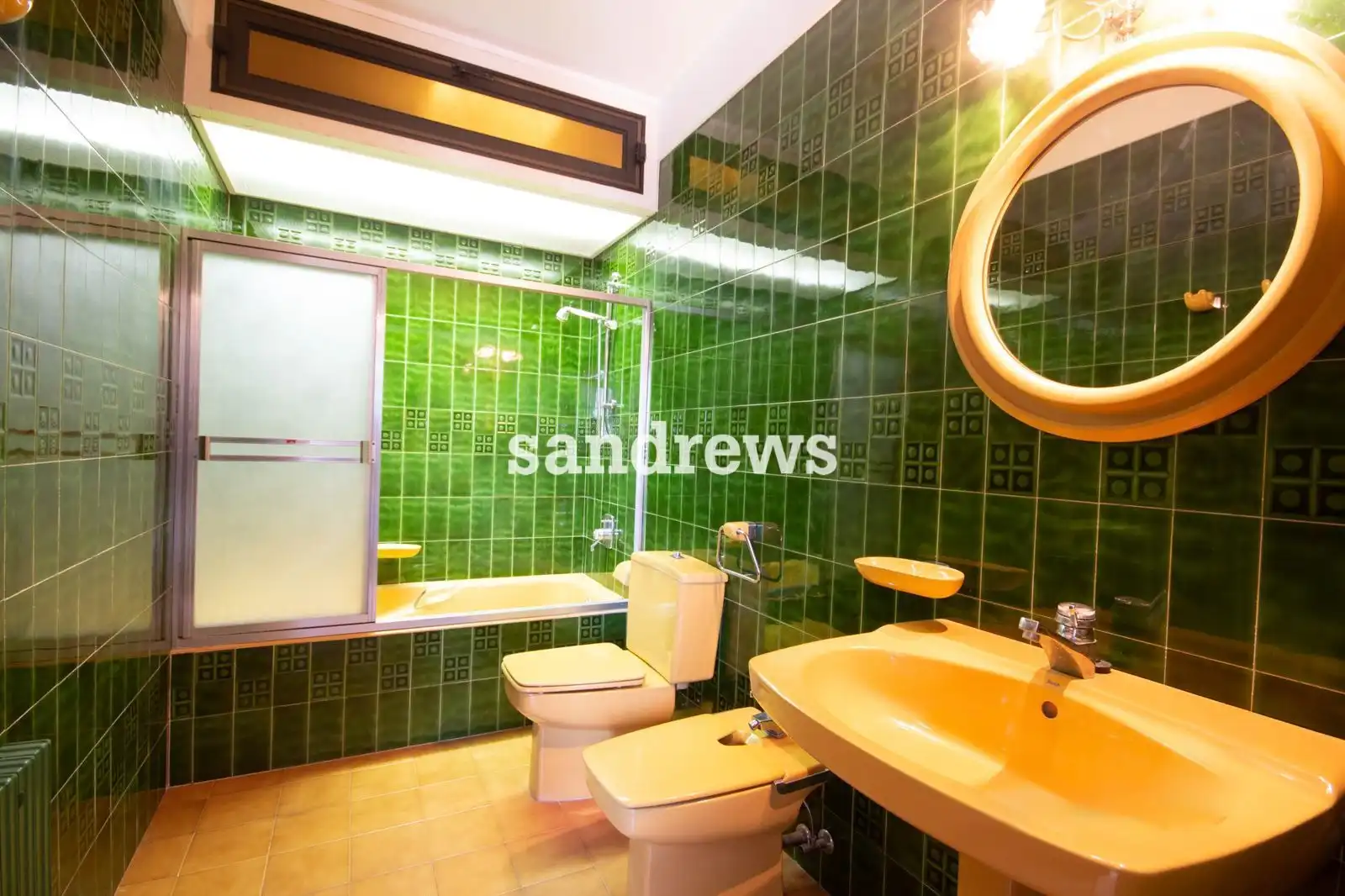 Badezimmer von Einfamilien-Reihenhaus zum Verkauf in Ordis mit Heizung, Privatgarten und Terrasse