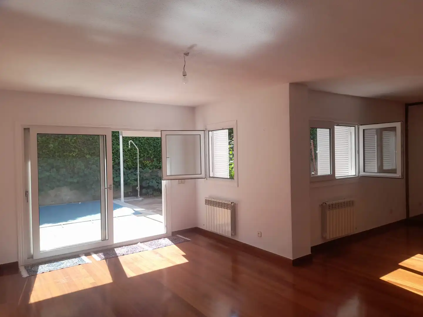 Sala de estar de Casa adosada en venta en Pozuelo de Alarcón con Aire acondicionado, Calefacción y Jardín privado