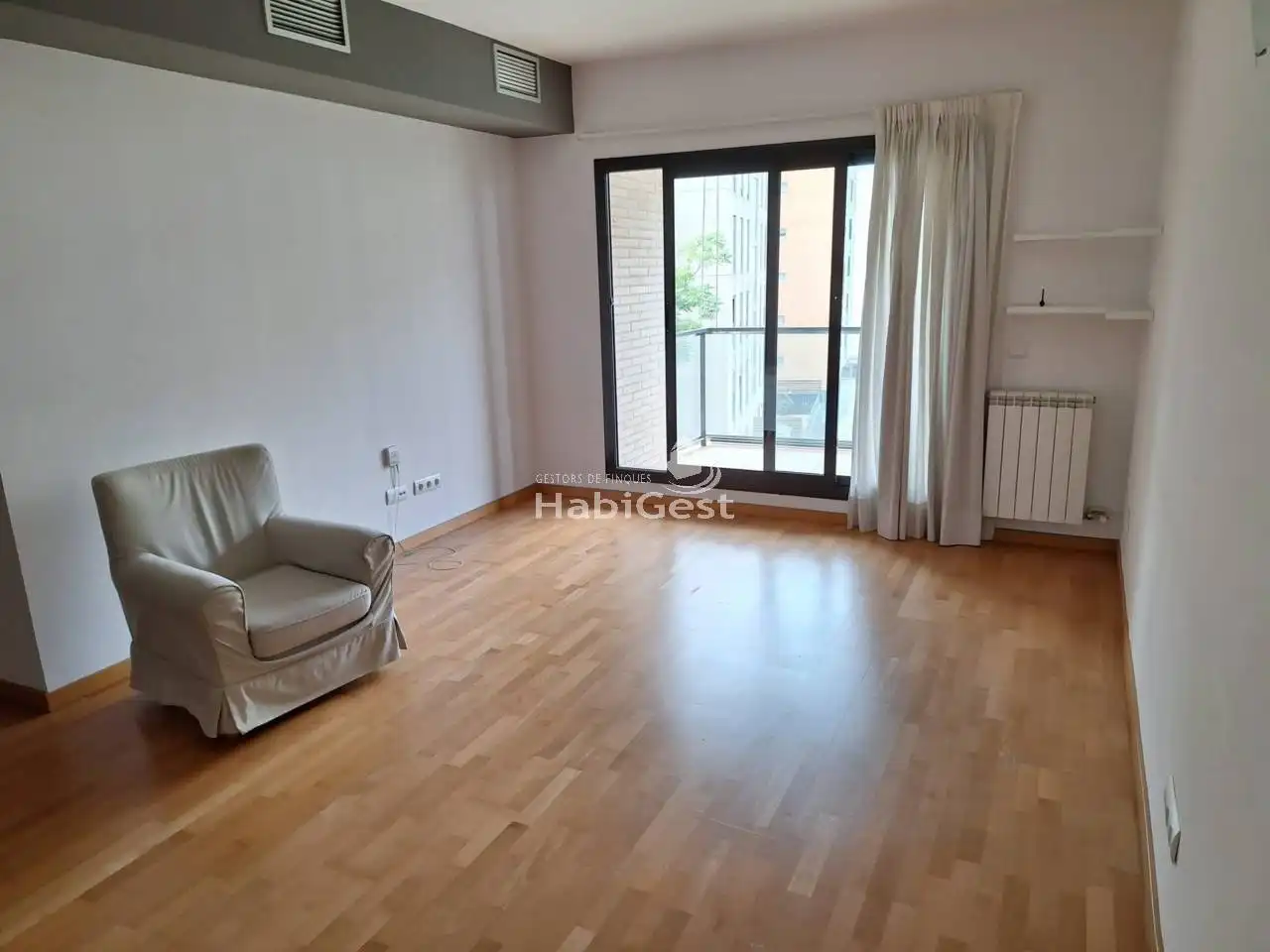 Wohnzimmer von Wohnung zur Miete in Girona mit Klimaanlage, Heizung und Parkett