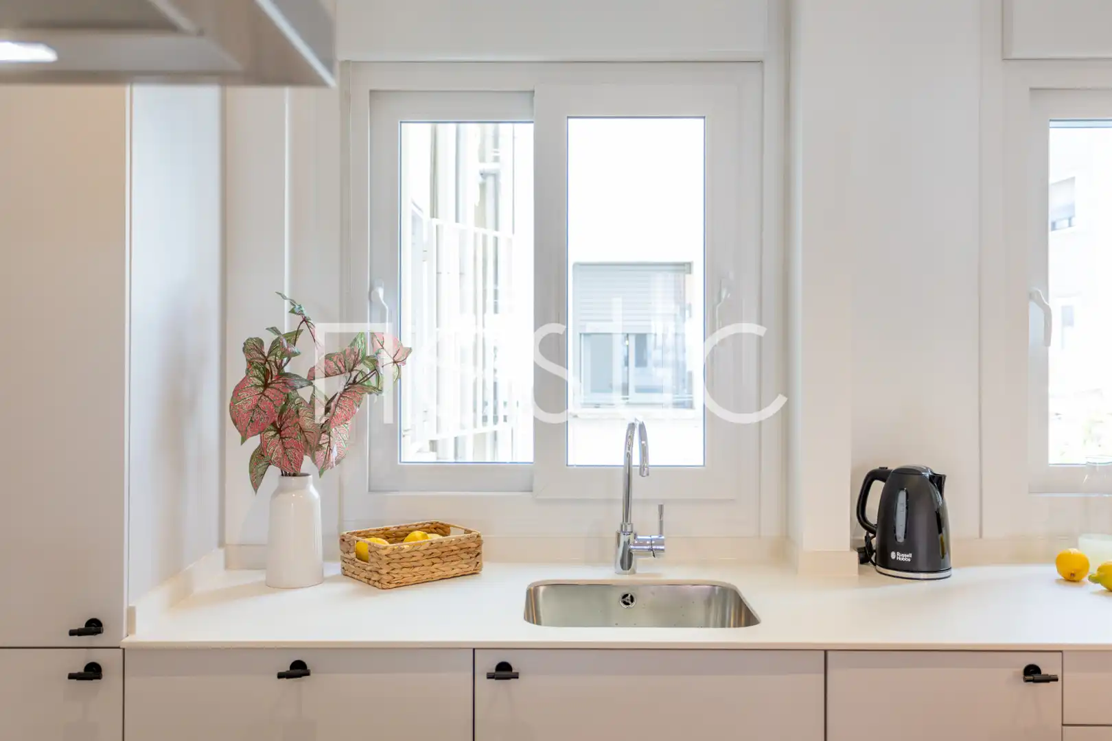 Cuina de Apartament de lloguer en Madrid amb Aire condicionat, Calefacció i Moblat