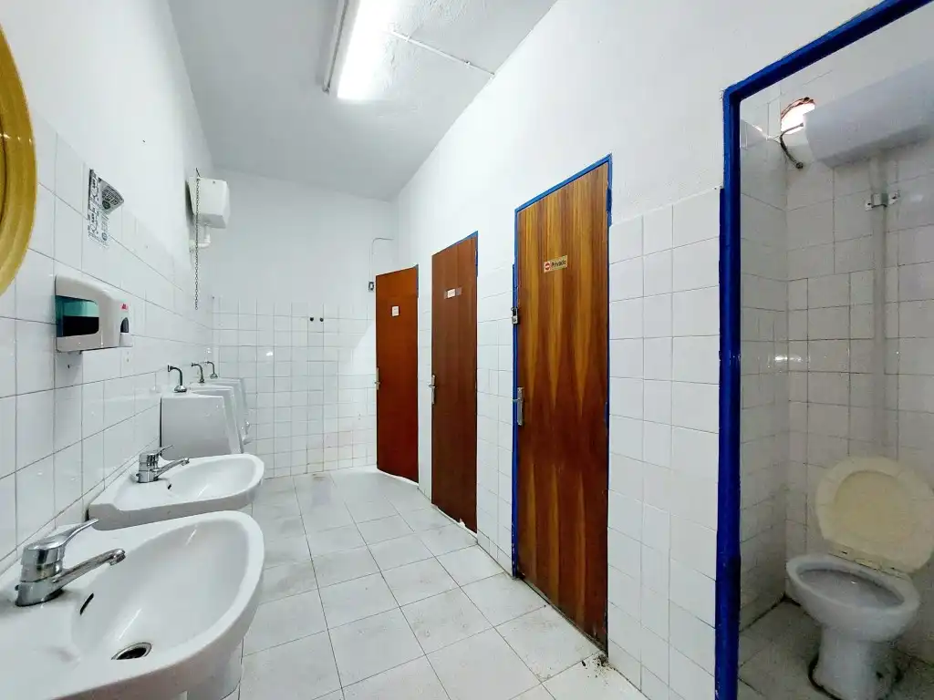 Badezimmer von Fabrikhallen zum Verkauf in Badajoz