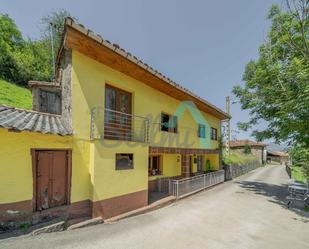 Außenansicht von Haus oder Chalet miete in Piloña mit Privatgarten und Terrasse