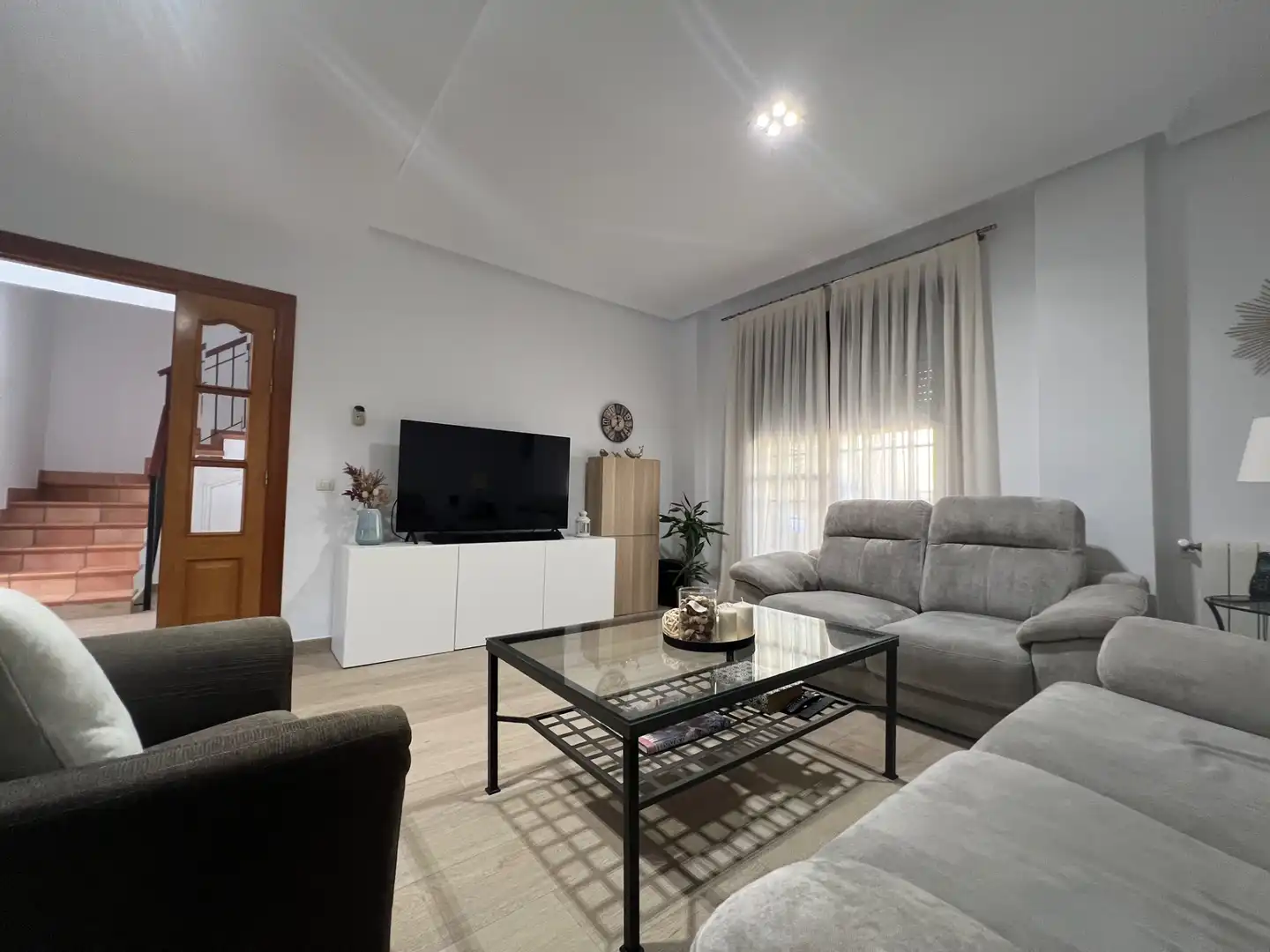 Sala d'estar de Casa adosada en venda en Espartinas amb Aire condicionat, Calefacció i Jardí privat