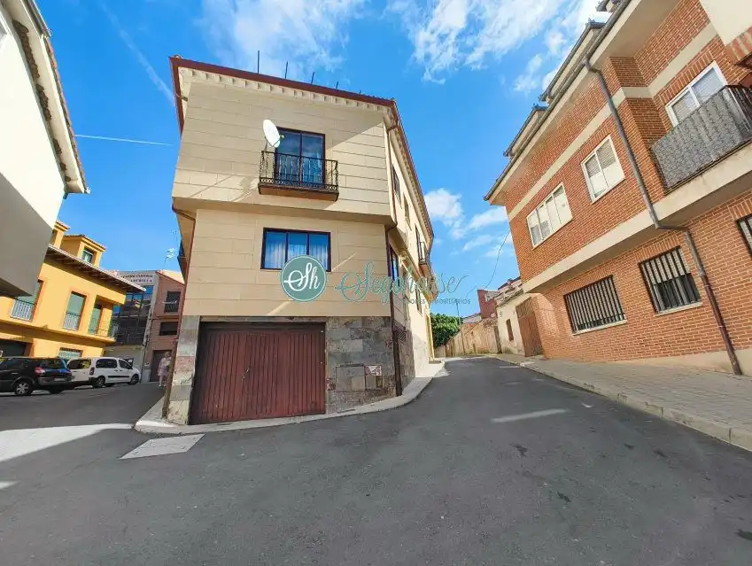 Vista exterior de Pis en venda en La Lastrilla  amb Calefacció i Traster