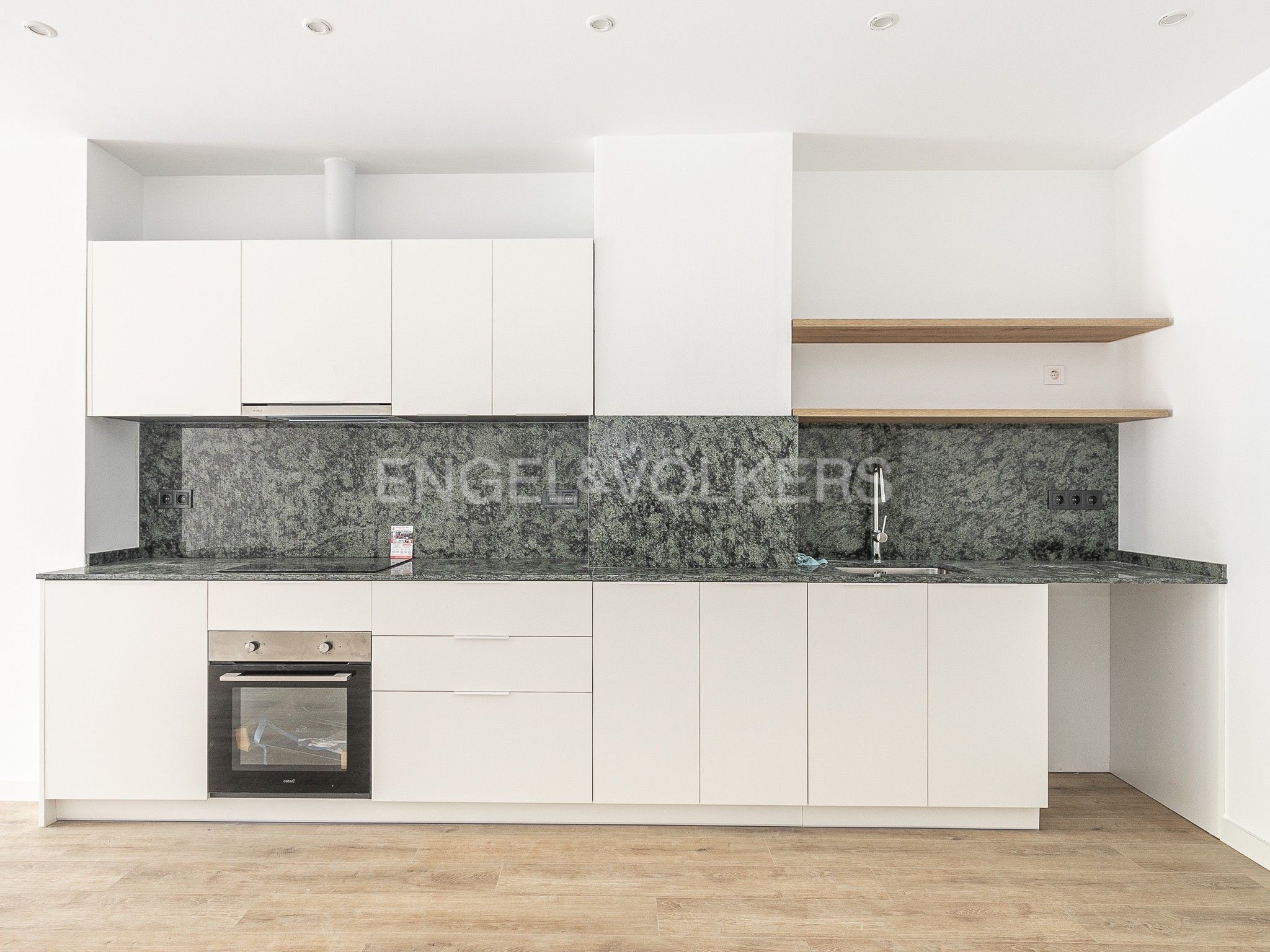 Cocina de Apartamento de alquiler en  Barcelona Capital con Calefacción, Jardín privado y Trastero