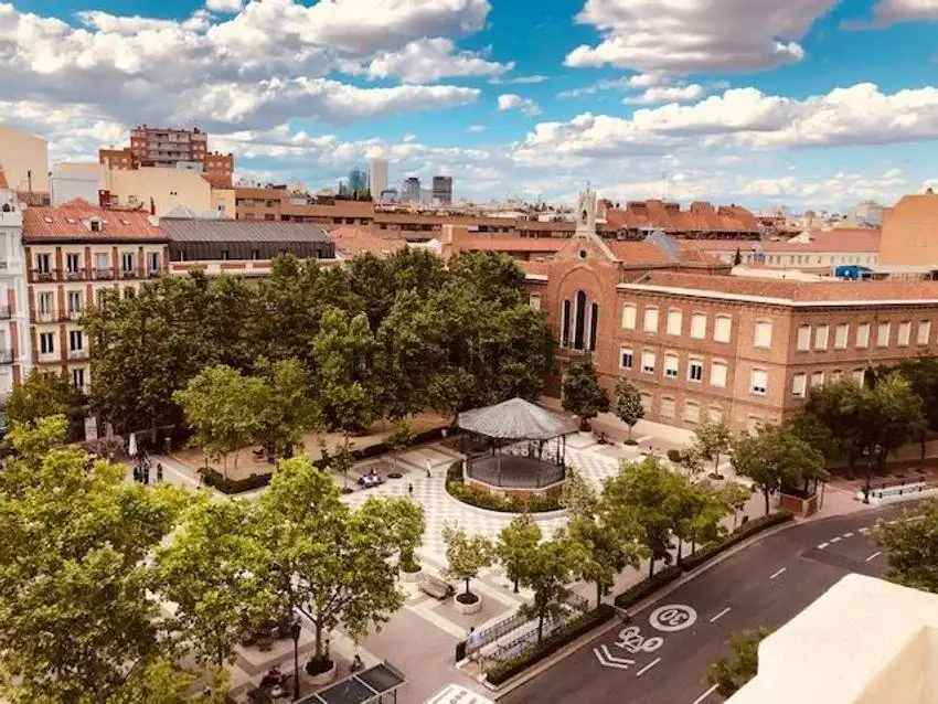 Vista exterior de Àtic en venda en Madrid amb Aire condicionat, Calefacció i Parquet