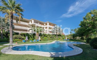 Vista exterior de Pis en venda en Marbella amb Aire condicionat, Terrassa i Piscina