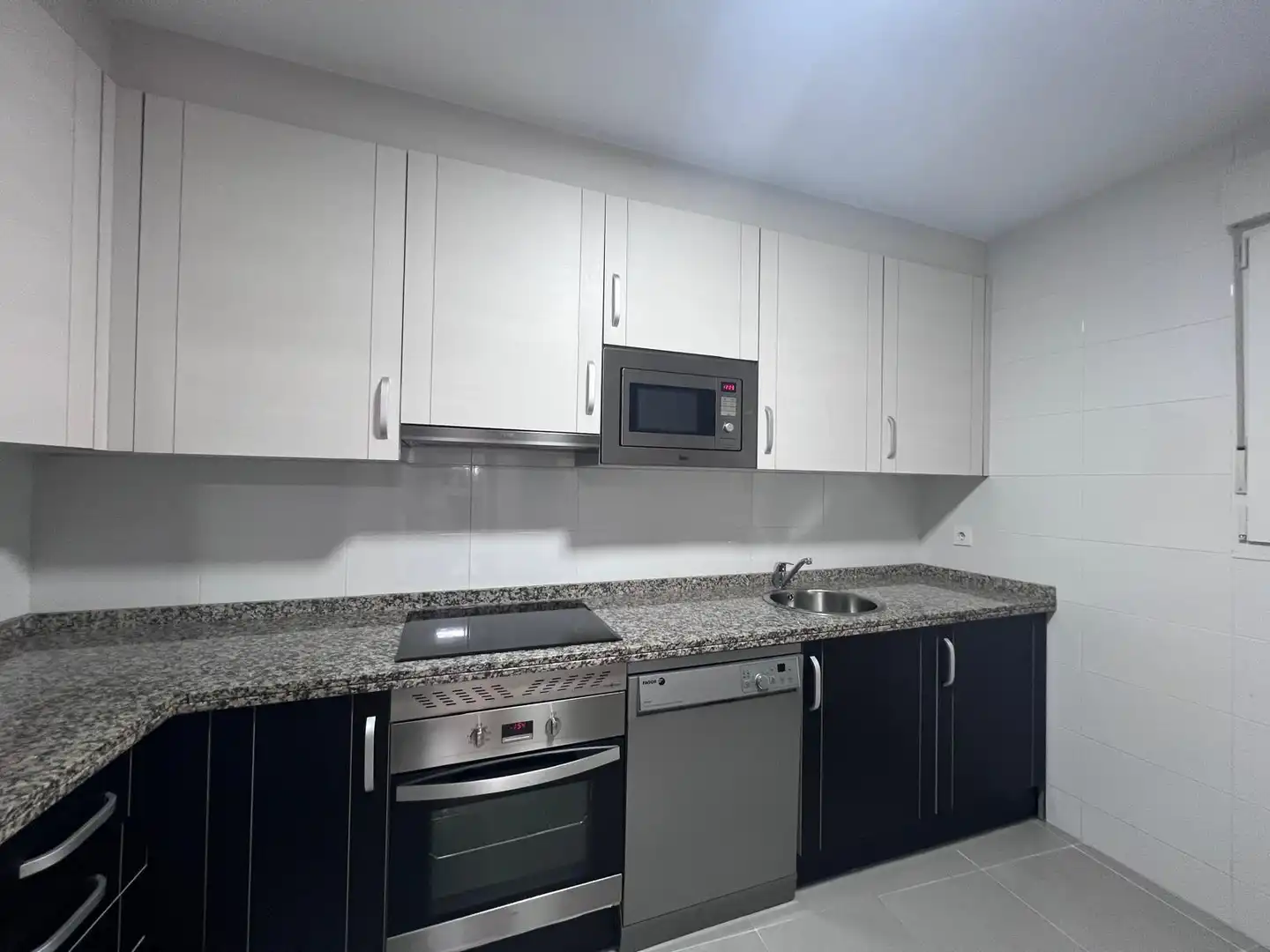 Cocina de Piso de alquiler en Oviedo  con Calefacción, Terraza y Trastero
