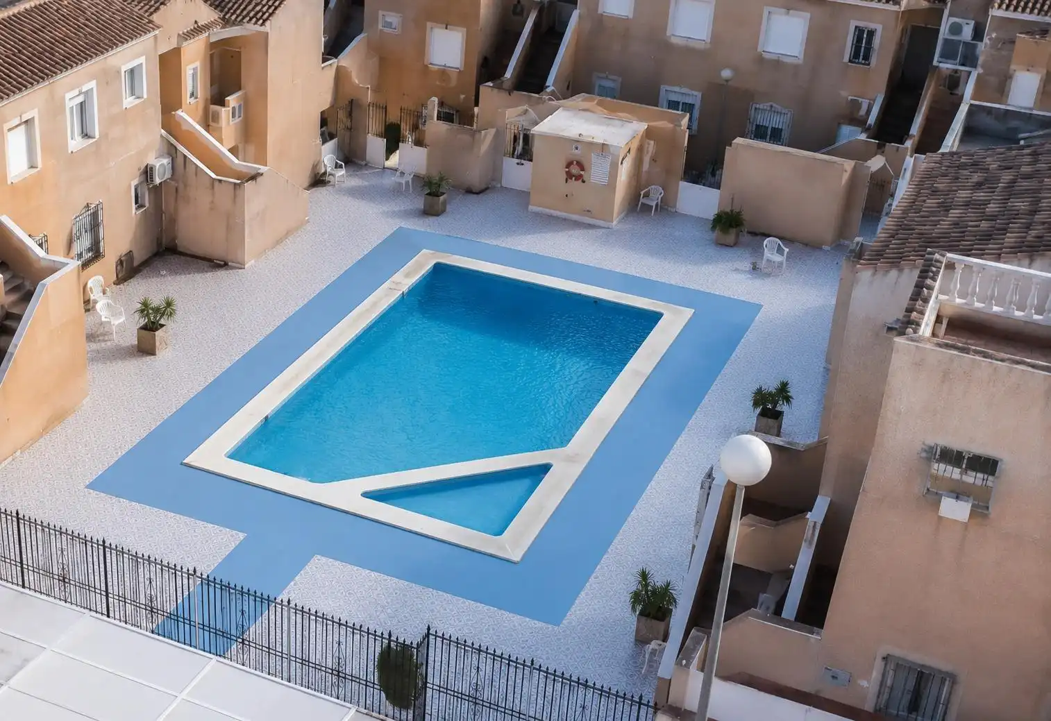 Piscina de Dúplex en venta en Torrevieja con Aire acondicionado, Jardín privado y Trastero