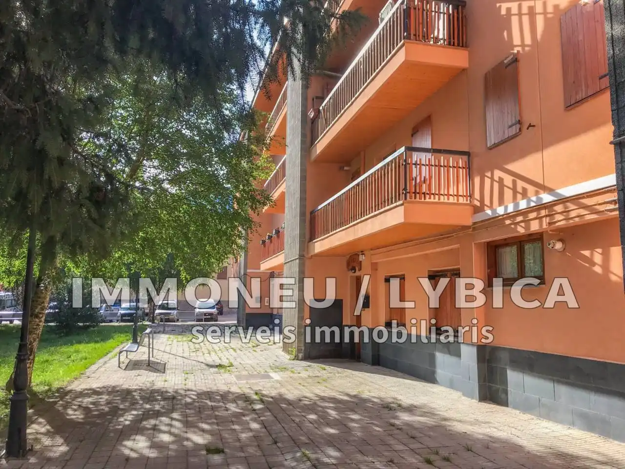 Vista exterior de Apartamento en venta en Alp con Calefacción, Parquet y Terraza