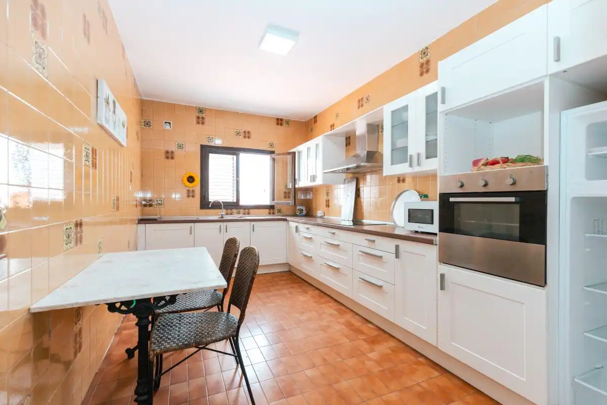 Cuina de Casa o xalet en venda en Santa Eulària des Riu amb Calefacció, Jardí privat i Terrassa