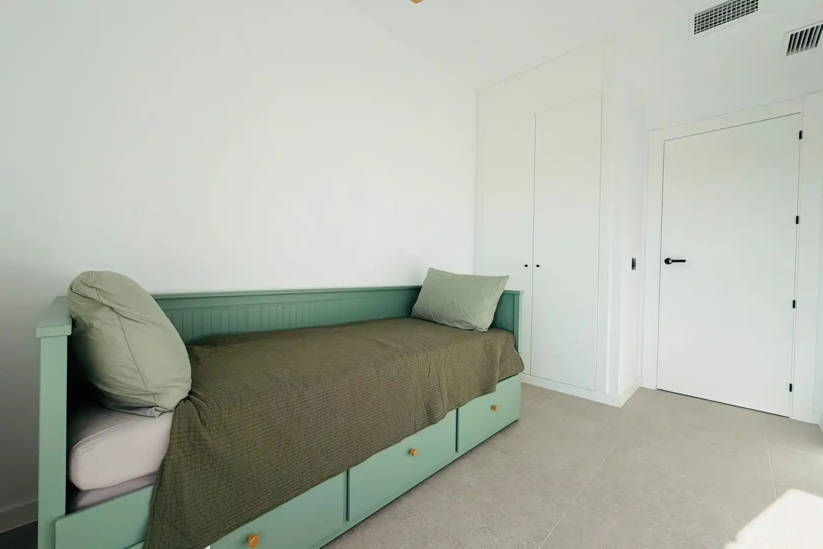 Dormitori de Apartament de lloguer en Fuengirola amb Balcó