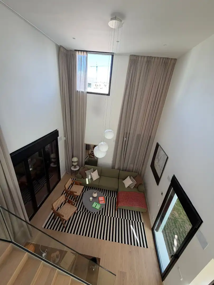 Sala d'estar de Casa adosada en venda en Torrelodones amb Aire condicionat, Calefacció i Jardí privat