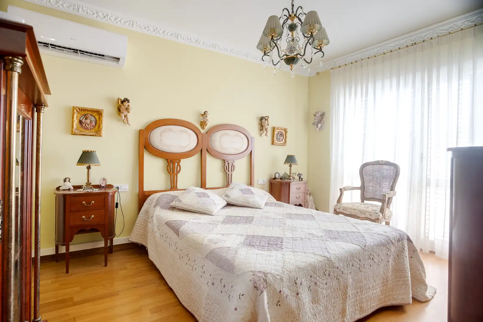 Schlafzimmer von Einfamilien-Reihenhaus zum Verkauf in Premià de Dalt mit Klimaanlage, Heizung und Privatgarten