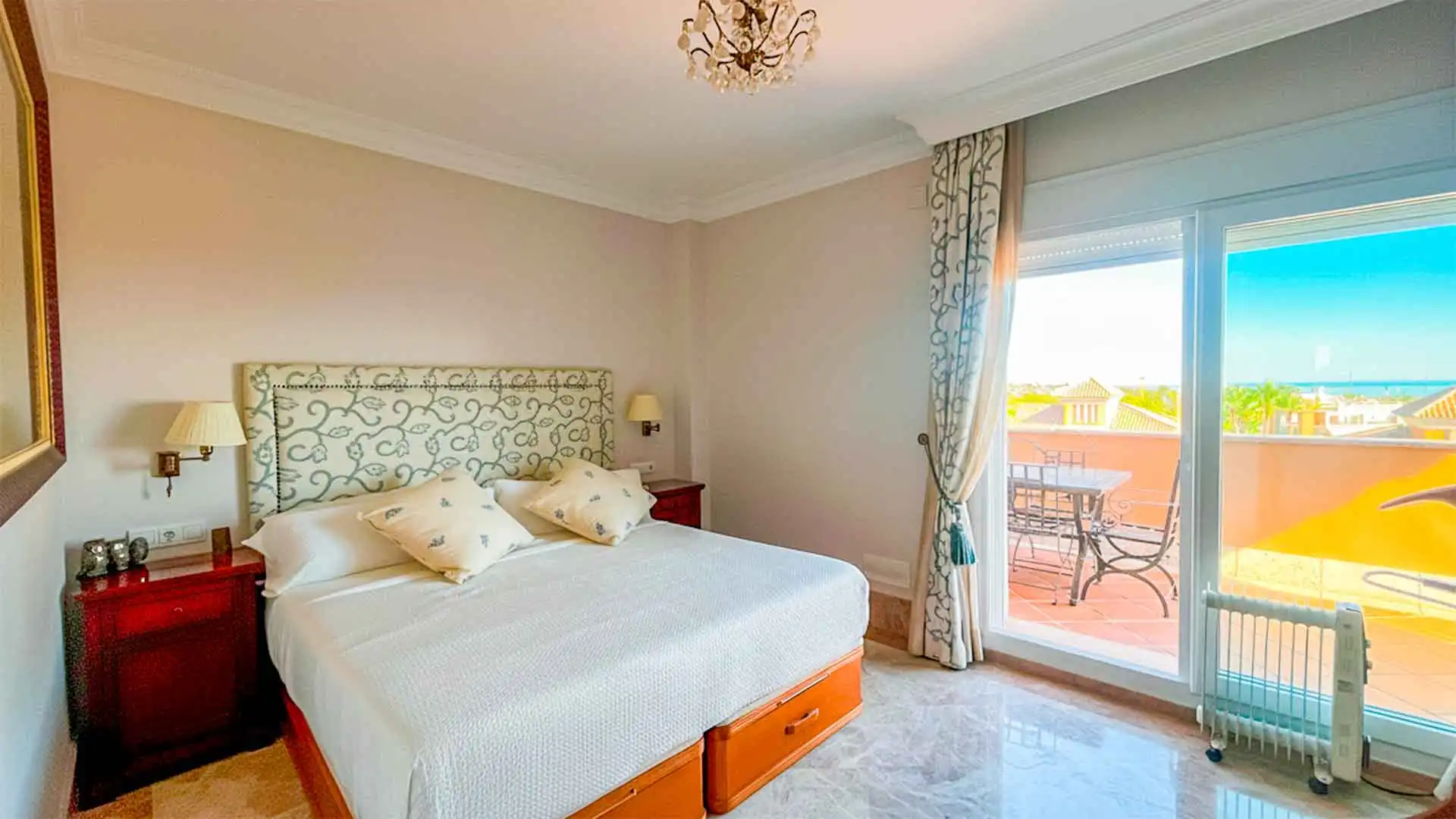 Dormitori de Casa adosada en venda en Marbella amb Aire condicionat, Jardí privat i Terrassa