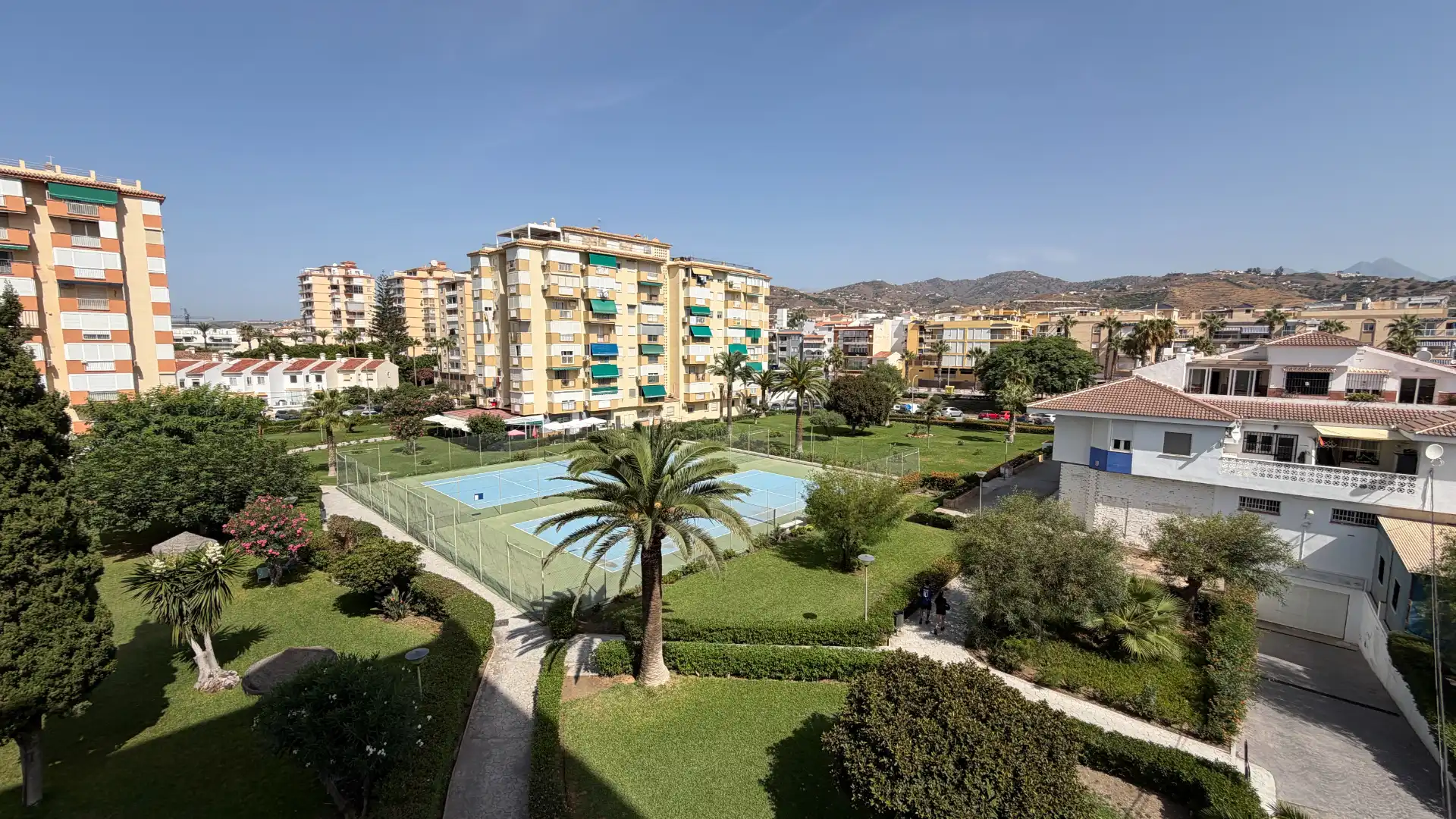 Außenansicht von Wohnungen zum Verkauf in Torrox mit Möbliert, Waschmaschine und Fernseher