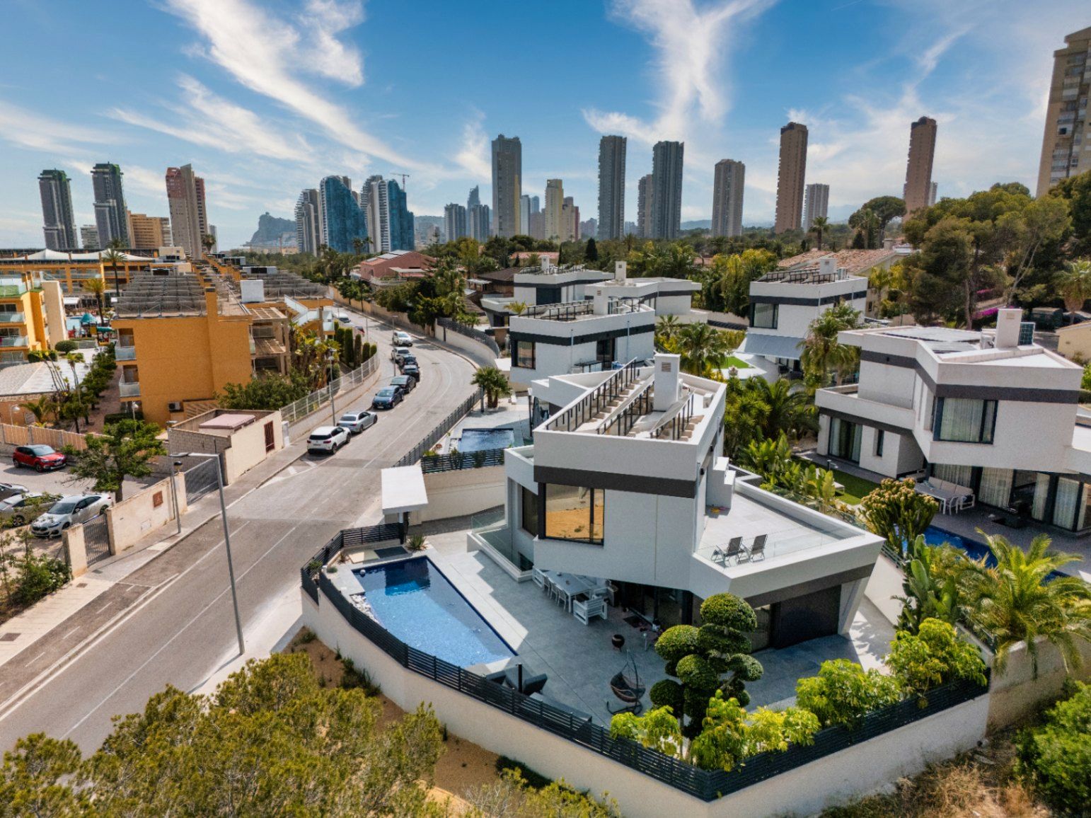 Vista exterior de Casa o xalet en venda en Benidorm amb Aire condicionat, Calefacció i Jardí privat