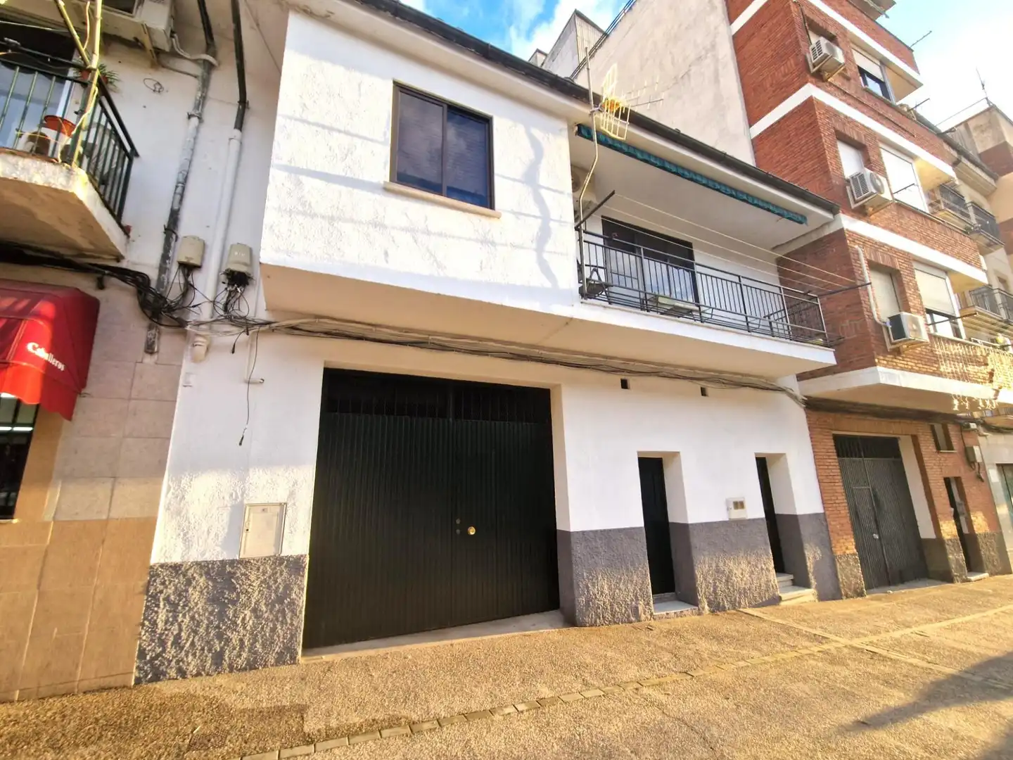 Außenansicht von Einfamilien-Reihenhaus zum Verkauf in Plasencia mit Klimaanlage, Terrasse und Abstellraum