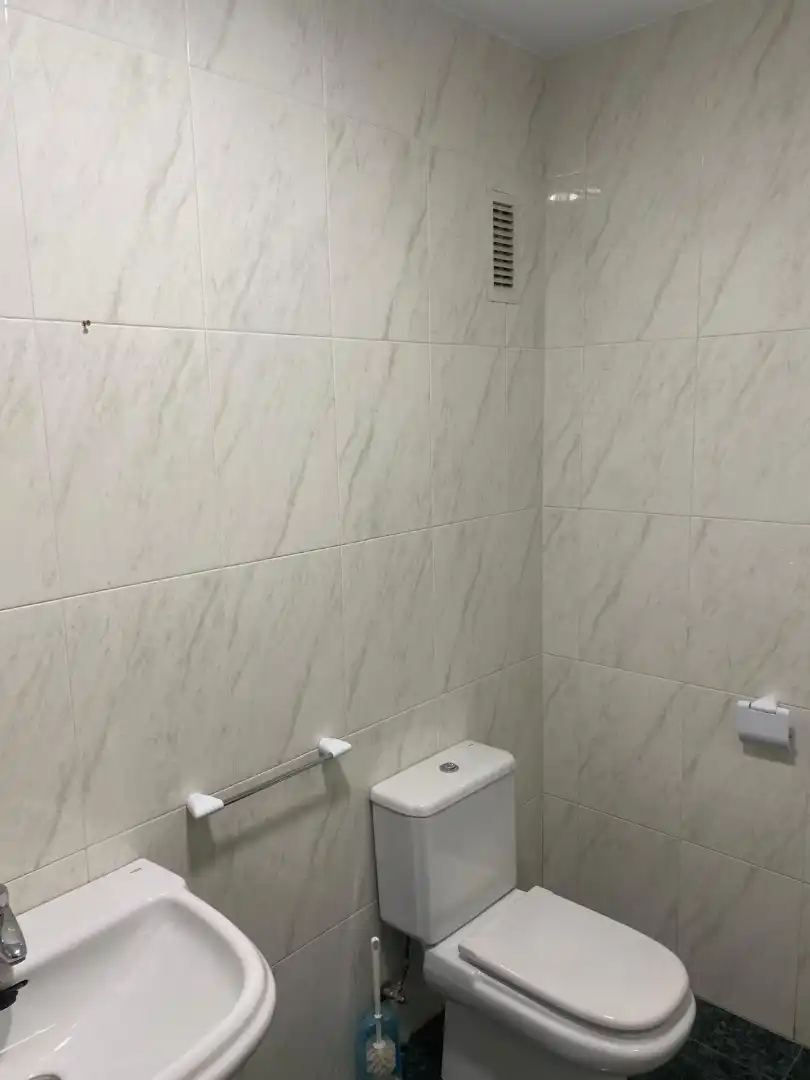 Badezimmer von Büro zur Miete in Calahorra mit Abstellraum und Möbliert