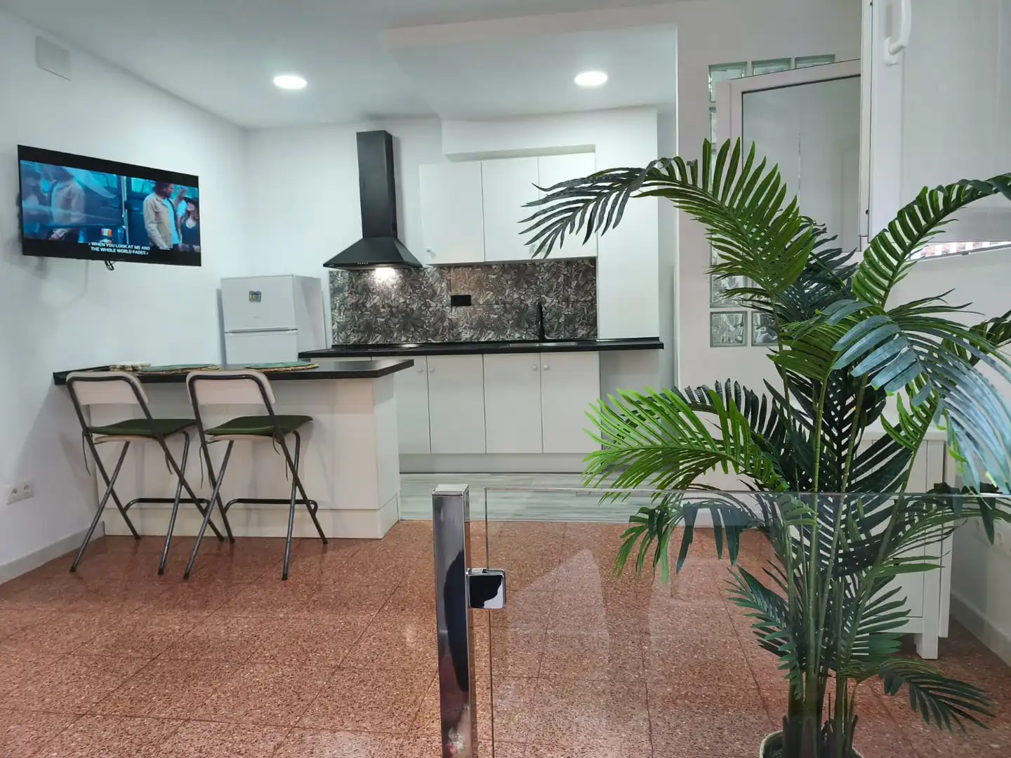 Cuina de Apartament de lloguer en Las Palmas de Gran Canaria amb Moblat, Rentadora i Microones